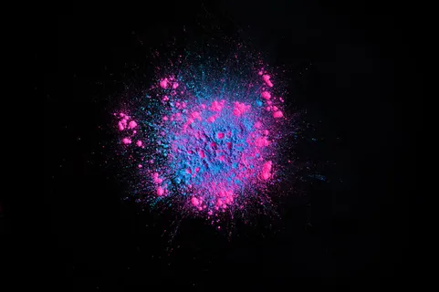 黑色背景上的Holi彩色背景