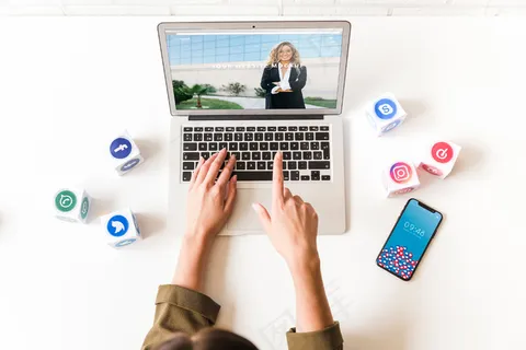 带有社交网络概念的笔记本电脑模型样机