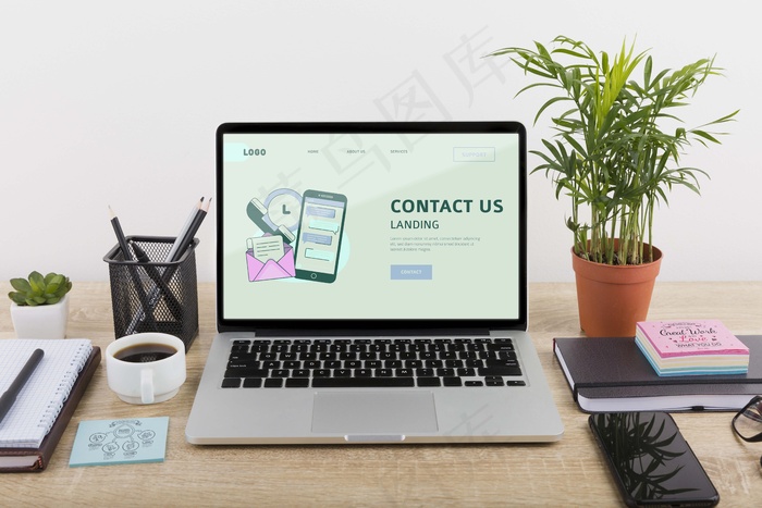 带笔记本电脑的数字营销模型样机