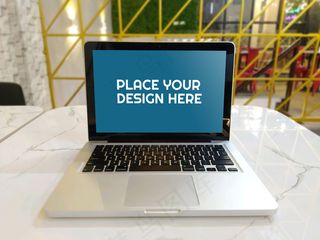 咖啡店实体模型样机桌上的笔记本电脑
