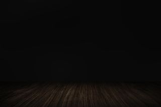 具有木板产品背景的纯深黑色墙壁