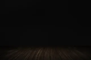 具有木板产品背景的纯深黑色墙壁