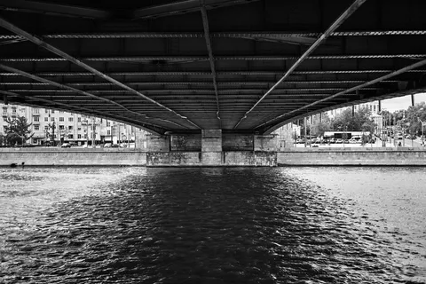 运河上的桥，背景是黑白相间的建筑物