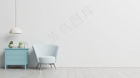 室内有一张扶手椅，在空荡荡的白色墙上