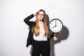 拉美裔年轻女子手持白色时钟