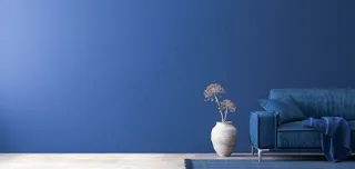 带蓝色家具的深色家居装饰