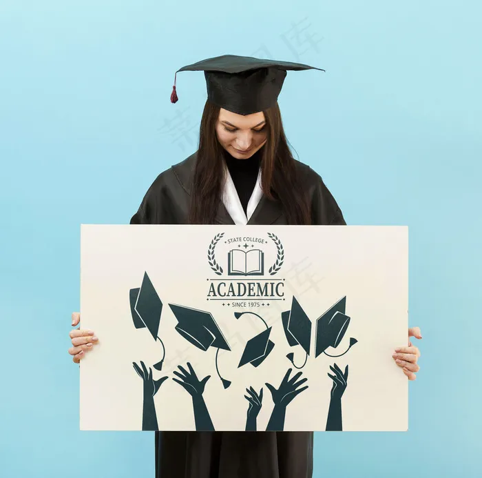 正面图学生举着模型样机标牌psd模版下载