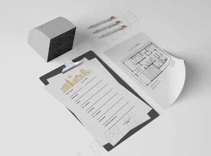 带有纸张和平面图的高角度记事本