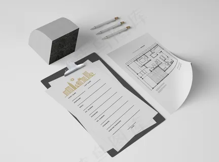 带有纸张和平面图的高角度记事本