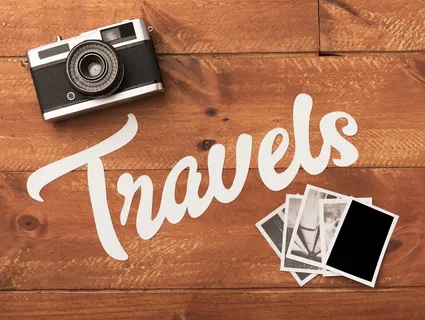 木桌上带相机的旅行照片