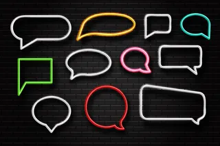 现实的霓虹灯复古演讲泡泡标志装饰和覆盖在墙上的背景。