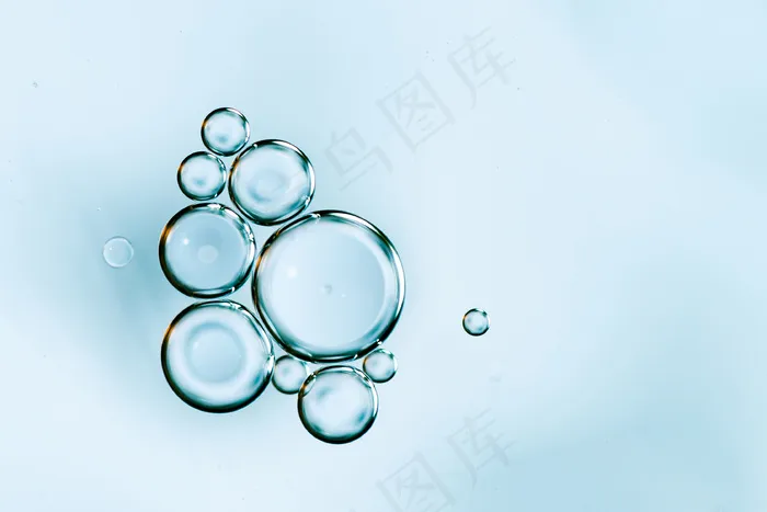 带气泡的淡蓝色水晶水