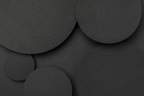 顶视图黑色纸背景的大圆点