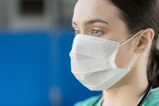 戴口罩的特写女护士