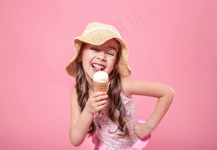 一个快乐的小女孩的肖像画，背景是彩色的冰淇淋