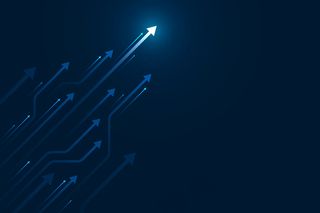 深蓝色背景上的亮箭头向上电路，带有复制空间复制插图，业务增长概念。