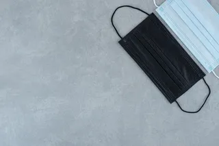 灰色背景上的两个防护医用口罩。高品质照片