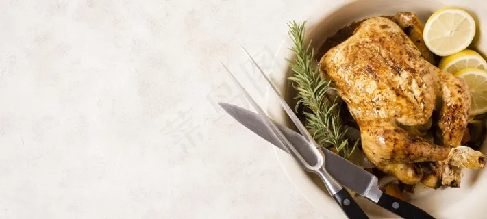 感恩节烤鸡顶视图，带餐具和复印空间