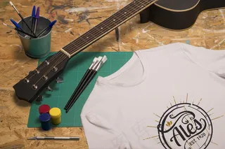 High view白色t恤和吉他