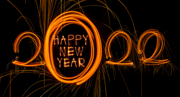 新年快乐 2022 闪闪发光的燃烧文本新年快乐 2022 孤立在黑色背景美女