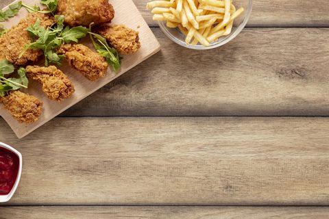 带鸡肉和薯条的平架