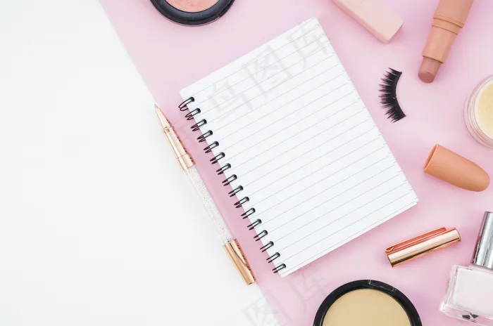 用记事本模型样机布置化妆品psd模版下载