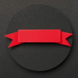 黑色纸和红色丝带的圆形几何形状