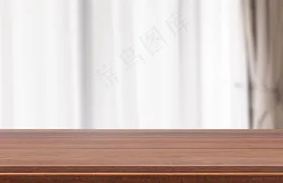 木质桌面，现代白色窗帘房背景