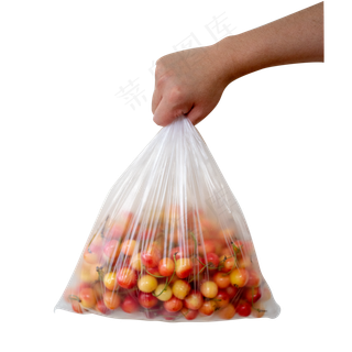 手提一袋水晶樱桃