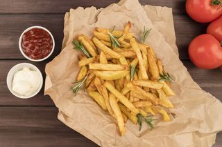 顶视图薯条硬纸板袋加番茄酱