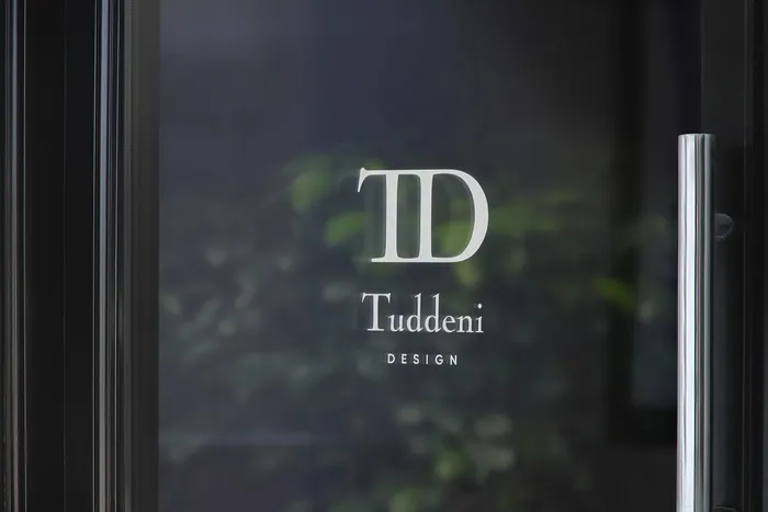 豪华门窗标志模型样机psd模版下载