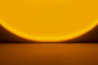 带日落投影灯的黄光背景