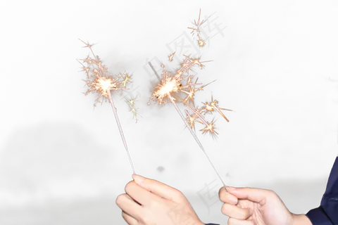 夜晚手持烟花棒