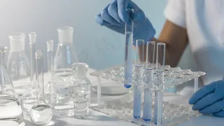 特写手拿着实验室管