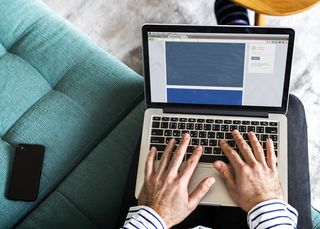 用笔记本电脑上班的人