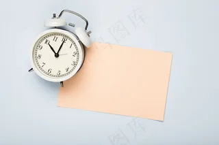 桌面上的贺卡和时钟俯视图