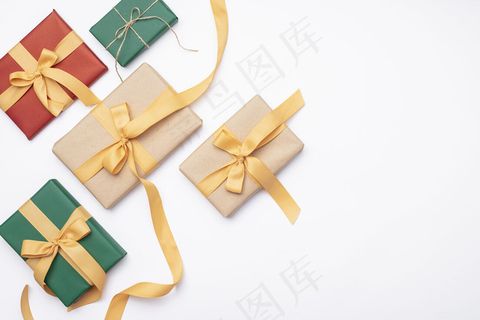 白色背景的圣诞礼物套装