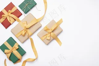 白色背景的圣诞礼物套装