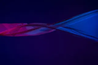 光滑优雅的透明蓝色布，蓝色背景隔开。