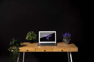 带植物的现代办公桌概念