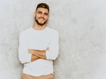 帅气笑脸的潮人商人模特穿着休闲的夏季白色衣服。