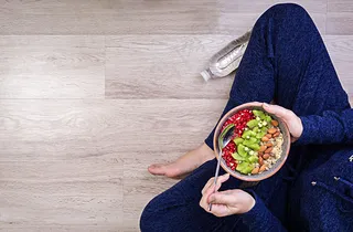 健康和健康的生活方式理念。女性在运动后休息并吃一顿健康的燕麦粥。俯视图。