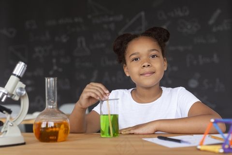 在课堂上学习更多化学知识的漂亮女孩