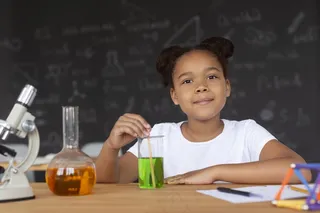 在课堂上学习更多化学知识的漂亮女孩