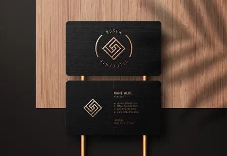黑色名片上的豪华标志模型样机