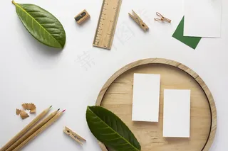 名片平放在木板上