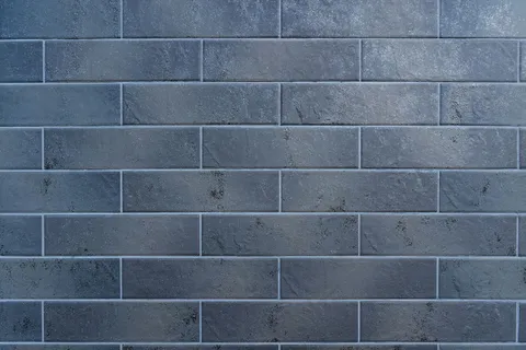 灰色砖墙。白填充砖的质地 灰色砖墙。白填充砖的质地