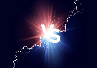 对比背景。带白色文本的蓝色和红色灯光与。