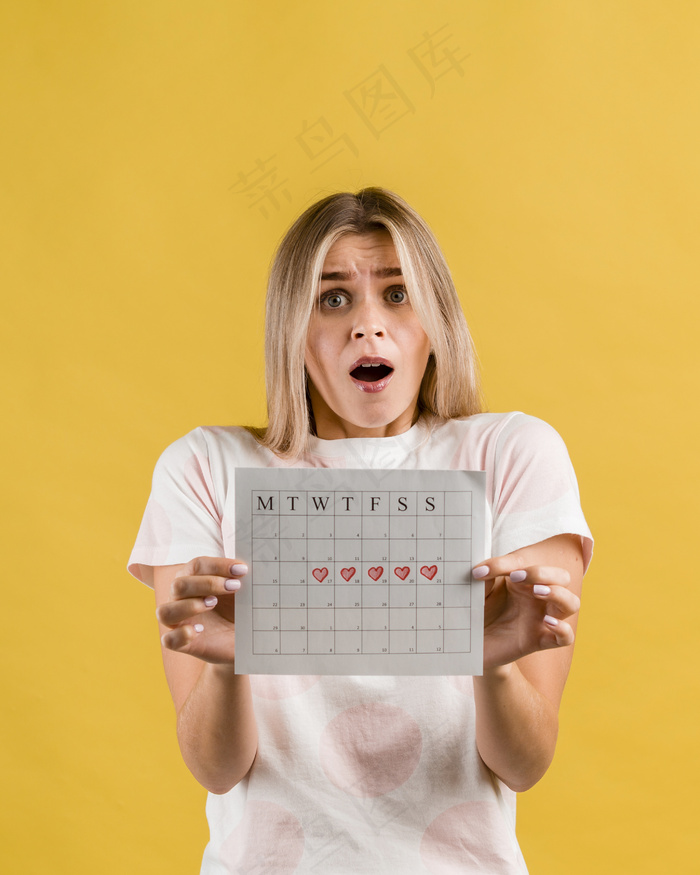 震惊的女人展示她的经期日历正面图