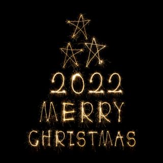 新年快乐 2022 闪闪发光的燃烧文本新年快乐 2022 孤立在黑色背景美女